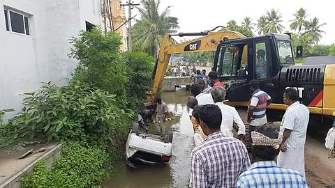 சீர்காழி அருகே சாலை ஓரம் அமைந்துள்ள வாய்க்காலில் தலைகுப்புற கவிழ்ந்து விபத்துக்குள்ளான கார்.