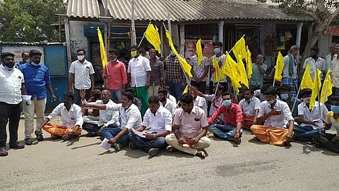 திருப்பூர் செல்லம் நகர் பகுதியில் உள்ள டாஸ்மாக் கடையை அகற்றக் கோரி சாலை மறியலில் ஈடுபட்ட தமிழ்நாடு தேவர் பேரவை அமைப்பினர்.
