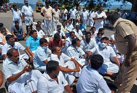 உத்தமபாளையம் புறவழி சாலையில் நடைபெற்ற சாலை மறியல் கலந்துகொண்ட அமமுக கட்சியினர்.