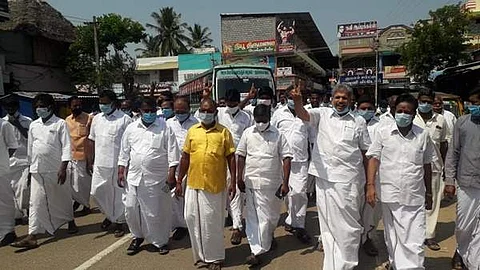 வேதாரண்யத்தில் கொண்டாட்டத்தில் ஈடுபட்ட அதிமுகவினர் .