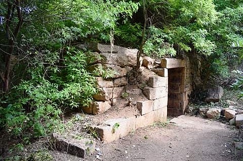 சங்ககிரி மலைக்கு செல்லும் வழியில் சிதிலமடைந்துள்ள 6வது கோட்டை ரொக்க திட்டி வாசல் மண்டபம்