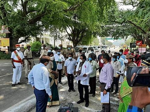 ஆய்வுப் பணியில் ஈடுபட்டுள்ள கிருஷ்ணகிரி மாவட்ட கரோனா தடுப்பு சிறப்பு அலுவலர் பீலா ராஜேஷ்