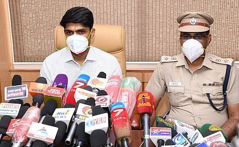 தூத்துக்குடியில் வியாழக்கிழமை செய்தியாளா்களுக்கு பேட்டியளிக்கிறாா் மாவட்ட ஆட்சியா் சந்தீப் நந்தூரி. உடன், மாவட்ட காவல் கண்காணிப்பாளா் எஸ். ஜெயக்குமாா்.