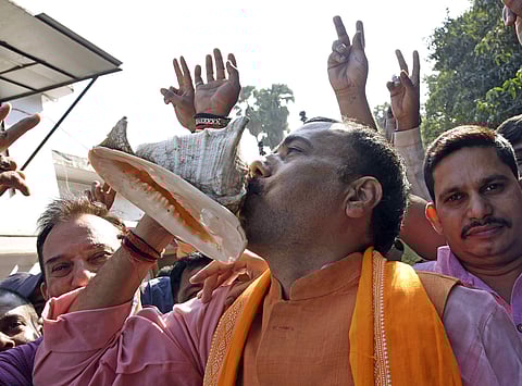 பிகாரில் தேசிய ஜனநாயகக் கூட்டணி முன்னிலை வகித்து வருவதைக் கொண்டாடும் பாஜக ஆதரவாளர்கள்