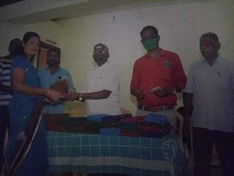 அருப்புக்கோட்டையில் கணவனை இழந்த ஏழைப்பெண்களுக்கு இலவச சேலை மற்றும் நிவாரண நிதி வழங்கிய விருதுநகர் கிழக்கு மாவட்ட காங்கிரஸ் துணைத்தலைவர் ம.அய்யனார்,மற்றும் அ.பழனிவேல்,அ.பகவத்சிங் உள்ளிட்டோர்.