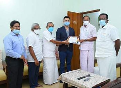 அரசு மருத்துவமனைகள் மேம்பாட்டுக்கான நிதியுதவியை பெற்றுக் கொள்ளும் மின்துறை அமைச்சா் பி.தங்கமணி.