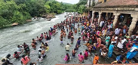 தொடர் விடுமுறையை முன்னிட்டு பாபநாசத்தில் குழந்தைகள் குடும்பத்தினருடன் தாமிரவருணியில் குளித்து மகிழும் சுற்றுலாப் பயணிகள்.