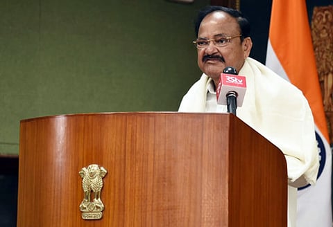 தில்லியில் திங்கள்கிழமை நடைபெற்ற தேசிய பத்திரிகை தின நிகழ்ச்சியில் பேசுகிறாா் குடியரசுத் துணைத் தலைவா் எம். வெங்கய்ய நாயுடு.