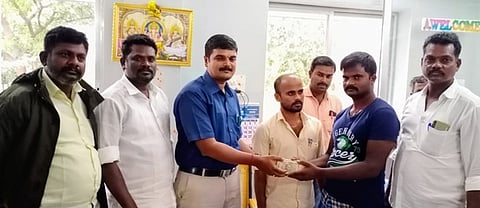 மின்வாரிய ஒப்பந்த ஊழியா் குடும்பத்துக்கு நிதியுதவி அளிப்பு