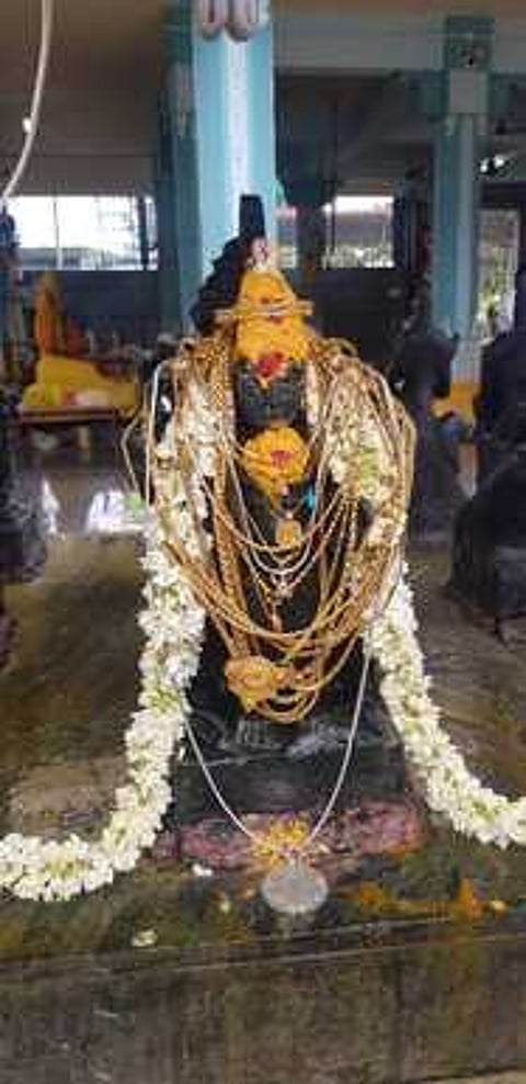 தங்க நகைகளால் அலங்கரிக்கப்பட்ட குரு பகவான்.