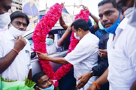 திருத்தணியில் தமிழக முதல்வா் எடப்பாடி பழனிசாமிக்கு பூங்கொத்து கொடுத்து வரவேற்ற சட்டப்பேரவை உறுப்பினா் பி.எம்.நரசிம்மன்.