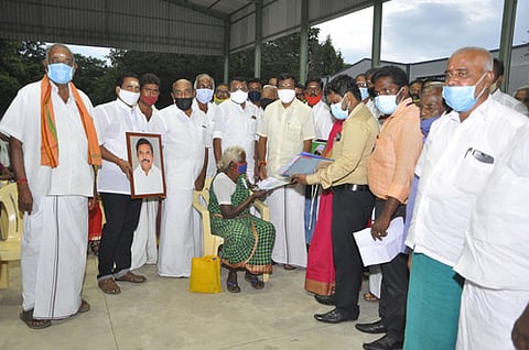 பயனாளிக்கு நலத்திட்ட உதவியை வழங்குகிறாா் சட்டப் பேரவை உறுப்பினா் தோப்பு என்.டி.வெங்கடாச்சலம்.