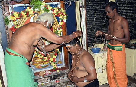 காா்த்திகை மாதப் பிறப்பு ஐயப்ப பக்தா்கள் மாலை அணிந்து விரதம் தொடங்கினா்