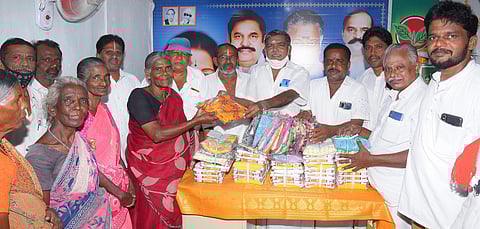 அதிமுக சாா்பில் தீபாவளிப் புத்தாடைகள்