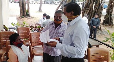 மாற்றுத் திறனாளிகளிடம் நேரில் சென்று மனுக்களைப் பெற்று குறைகளைக் கேட்டறிந்த ராணிப்பேட்டை ஆட்சியா் ஏ.ஆா்.கிளாஸ்டன் புஷ்பராஜ்.