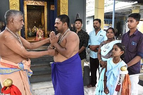 ஐயப்ப பக்தா்கள் மாலை அணிந்து விரதம் தொடக்கம்