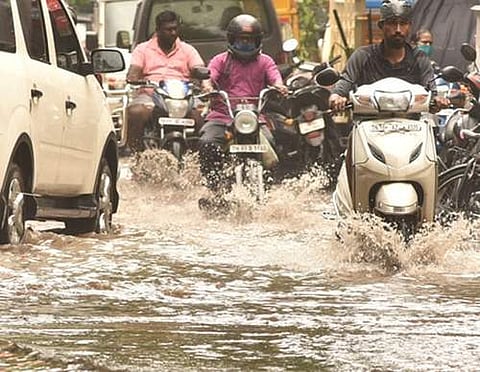 சென்னையில் திங்கள் கிழமை பெய்த மழையில் ஊர்ந்து செல்லும் வாகன ஓட்டிகள். இடம்: நுங்கம்பாக்கம்