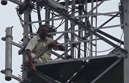 செல்லிடப்பேசி கோபுரத்தில் ஏறி தச்சுத் தொழிலாளி போராட்டம்