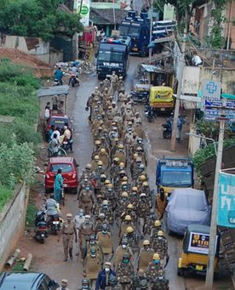 தஞ்சாவூரில் காவல் துறையினா் கொடி அணிவகுப்பு