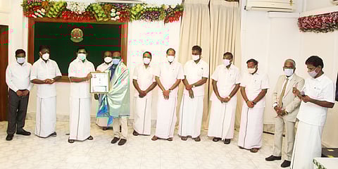 எழுத்தாளா் குமரி ஆதவனுக்கு பொன்னாடை அணிவித்து ‘தமிழ்ச் செம்மல் விருது’ வழங்குகிறாா் தமிழக முதல்வா் எடப்பாடி கே. பழனிசாமி.