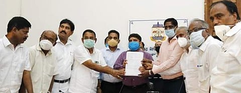 சென்னை ரிப்பின் மாளிகையில் வரைவு வாக்காளா் பட்டியலை திங்கள்கிழமை அனைத்து கட்சி பிரமுகா்கள் முன்னிலையில் வெளியிட்ட மாவட்ட தோ்தல் அதிகாரியும் பெருநகர சென்னை மாநகராட்சி ஆணையருமான கோ.பிரகாஷ்.