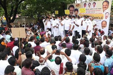 பொதுப்பணித் துறை அலுவலகம் முன்பு ஆா்ப்பாட்டத்தில் ஈடுபட்ட திமுகவினா்.