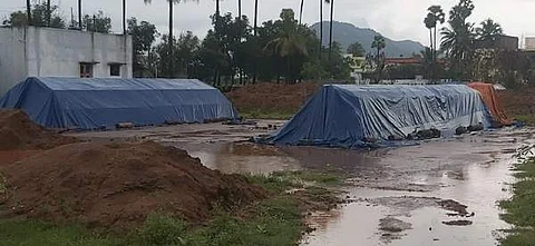 தம்மம்பட்டியில் மழையால் தார்ப்பாய்களால் மூடப்பட்டுள்ள செங்கல் சூளை.