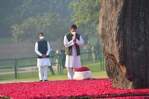 இந்திரா காந்தியின் நினைவிடத்தில் ராகுல் காந்தி மரியாதை