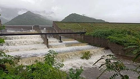 சண்முகா நதி அணை முழு கொள்ளளவை வியாழக்கிழமை எட்டி, மறுகால் பாய்ந்து வருகிறது