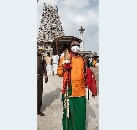 சென்னிமலை முருகன் கோவிலில் சுவாமி தரிசனம் செய்துவிட்டு திரும்பிய பாஜக மாநில தலைவர் எல்.முருகன்.