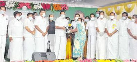 சேலம், வனவாசியில் நடைபெற்ற விழாவில் பயனாளி ஒருவருக்கு நலத் திட்ட உதவி வழங்குகிறார் முதல்வர் எடப்பாடி கே.பழனிசாமி.