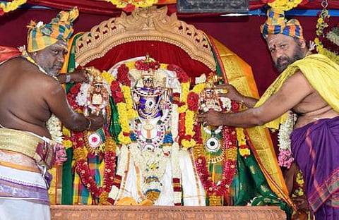 மருதமலை சுப்பிரமணிய சுவாமி கோயிலில் திருக்கல்யாண உற்சவத்தில் அருள்பாலித்த வள்ளி, தெய்வானை சமேத முருகப்பெருமான்.