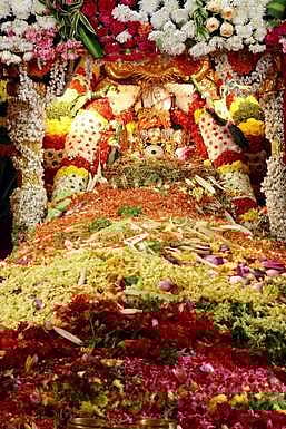 திருச்சானூா் கோயிலில் வெள்ளிக்கிழமை நடைபெற்ற புஷ்ப யாகம்.