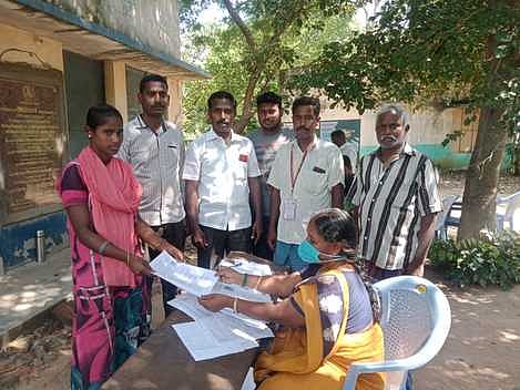 சோழன்குடிக்காடு வாக்குச் சாவடி மையத்தில் நடைபெற்ற வாக்காளா் பட்டியல் பெயா் சோ்க்க சிறப்பு முகாம்