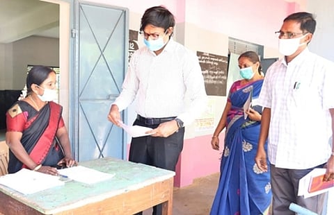 அவிநாசியில் நடைபெற்ற சிறப்பு முகாமில் ஆய்வு மேற்கொண்ட ஆட்சியா் க.விஜயகாா்த்திகேயன்.