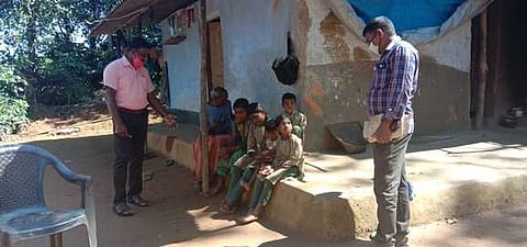 கூடலூா் பகுதியிலுள்ள பழங்குடி கிராமத்தில் பள்ளி செல்லாக் குழந்தைகள் கணக்கெடுப்பில் ஈடுபட்ட ஆசிரியா் பயிற்றுநா்கள்.