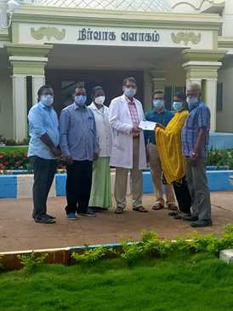 தேனி அரசு மருத்துவக்கல்லூரியில், மாணவா்களுக்கு மருத்துவப் படிப்பிற்கான ஆணைகளை சனிக்கிழமை வழங்கிய கல்லூரி முதன்மையா் மருத்துவா் இளங்கோவன்.