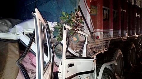 உத்தர பிரதேச மாநிலம், பிரதாப்கா் அருகே நிகழ்ந்த விபத்தில் லாரியின் பின்புறம் மோதிய காா்.