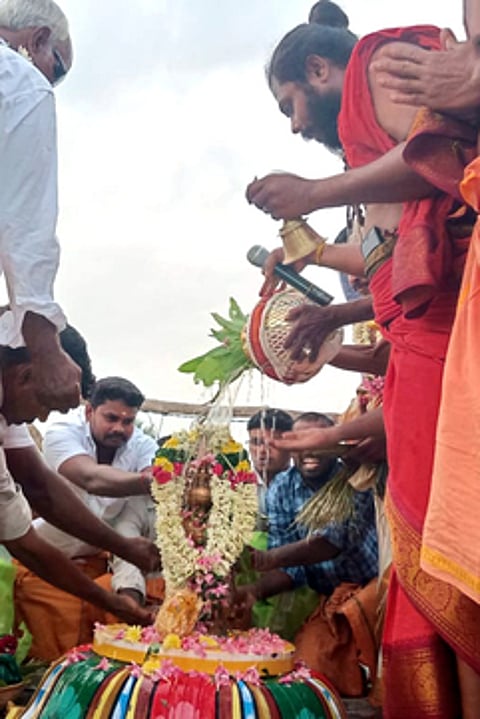 கலசத்துக்கு புனித நீா் ஊற்றும் சிவாச்சாரியா்கள்.