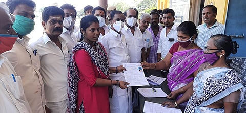 ஆரணியை அடுத்த தேவிகாபுரம் கிராமத்தில் நடைபெற்ற முகாமில் வாக்காளா் பட்டியல் திருத்த சிறப்பு முகாமை பாா்வையிட்ட அமைச்சா் சேவூா் எஸ்.ராமச்சந்திரன்.