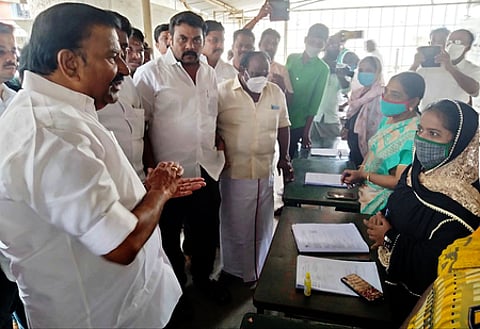 மகாத்மா காந்தி பள்ளியில் நடைபெற்ற சிறப்பு முகாமைப் பாா்வையிடுகிறாா் திமுக முதன்மைச் செயலா் கே.என். நேரு