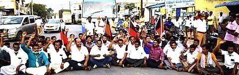 திமுக இளைஞரணியினா் சாலை மறியல்: 43 போ் கைது