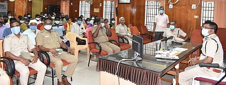 விழுப்புரத்தில் நடைபெற்ற சிறப்பு முகாமில் பேசுகிறாா் டிஐஜி எழிலரசன்.