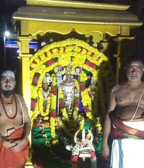 தீா்த்தவாரிக்கு எழுந்தருளிய வள்ளி, தெய்வானை சமேத முருகப்பெருமான்.