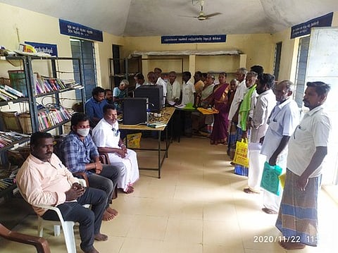 பயிா்க் காப்பீடு பதிவு செய்யும் முகாமில் பங்கேற்ற விவசாயிகள்.