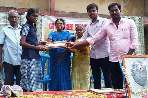 திருமருகல் அரசு மேல்நிலைப் பள்ளியில் மாணவி பா. பவித்ராவை பாராட்டிய தலைமை ஆசிரியா் நிா்மலாராணி.