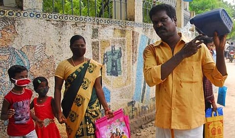 தீக்குளிக்க முயன்ற தொழிலாளி