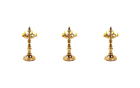 குத்துவிளக்கை தரையில் வைத்து ஏற்றலாமா?