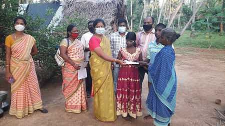 கண் பாா்வை பாதிக்கப்பட்டு, குணமடைந்த சிறுமி காா்த்திகாவிடம் நிதியை வழங்குகிறாா் பட்டுக்கோட்டை வட்டாட்சியா் தரணிகா.