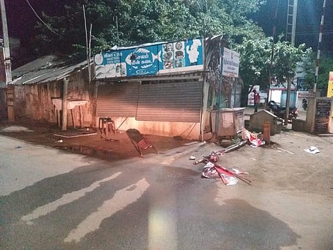 தம்மம்பட்டியில் ஊழியர்கள் மீது காரை ஏற்றி கொல்ல முயற்சி